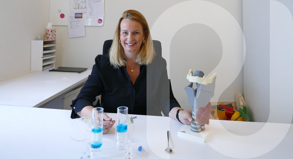 Therapeutin mit Glaszylindern und Wasser – Übung zur Stimm- und Atemtherapie.